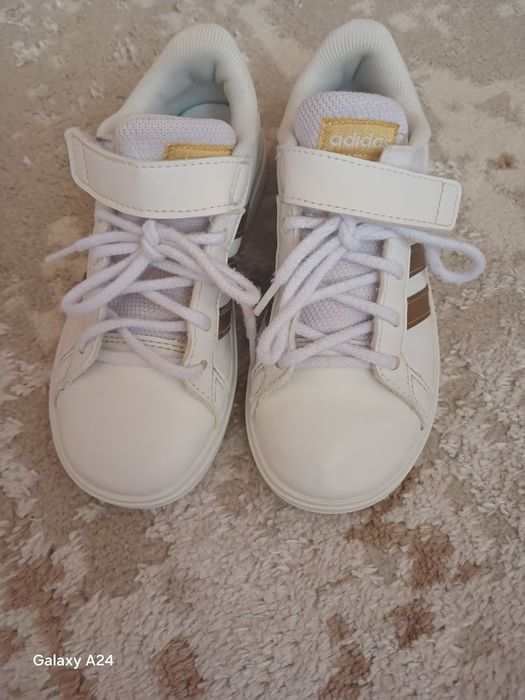 Фірмові кросівки adidas