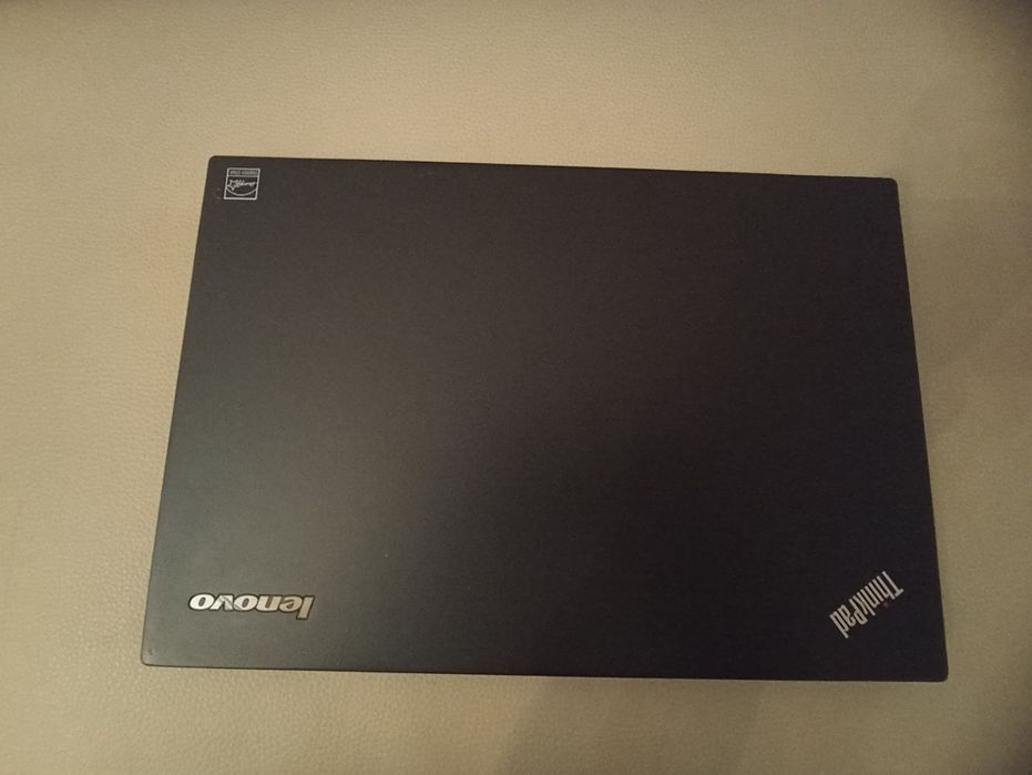 Thinkpad T440s 12 GB RAM 
Bateria com duração de