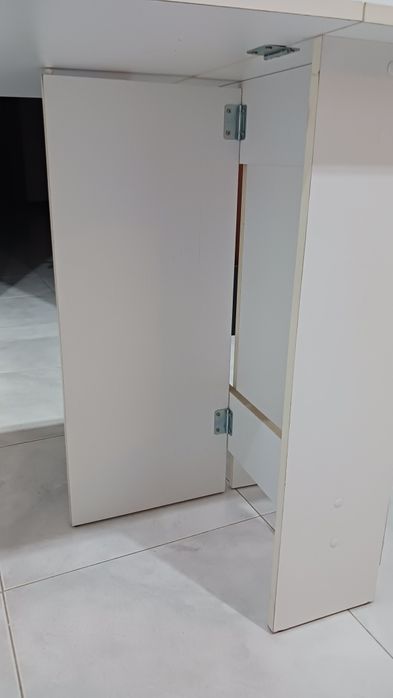 Mesa branca dobrável em 3