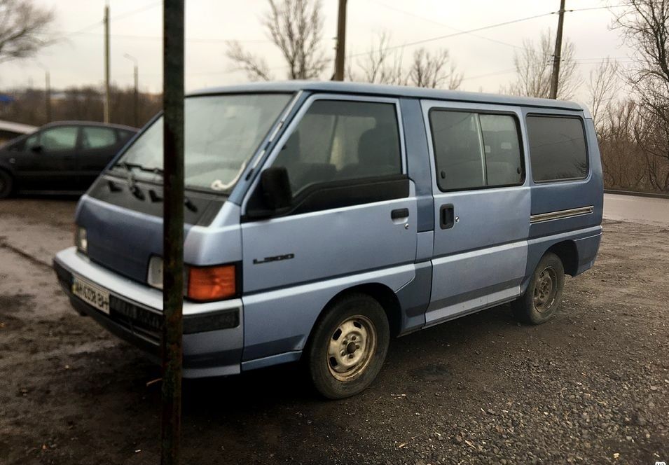 Бус Mitsubishi L300