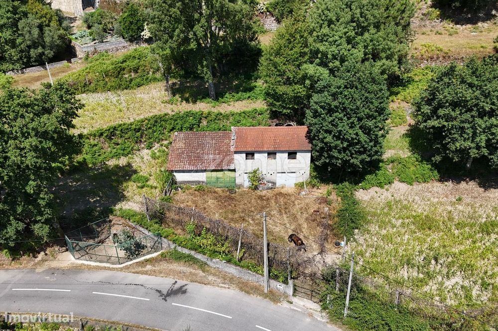 Terreno com anexo agrícola e capacidade de construção
