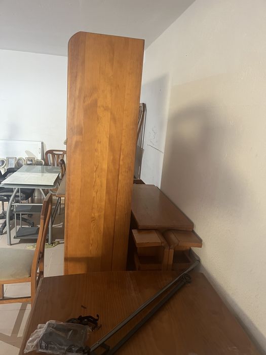 2 mesas extensíveis + 11 cadeiras + cristaleira + outros móveis em madeira maciça