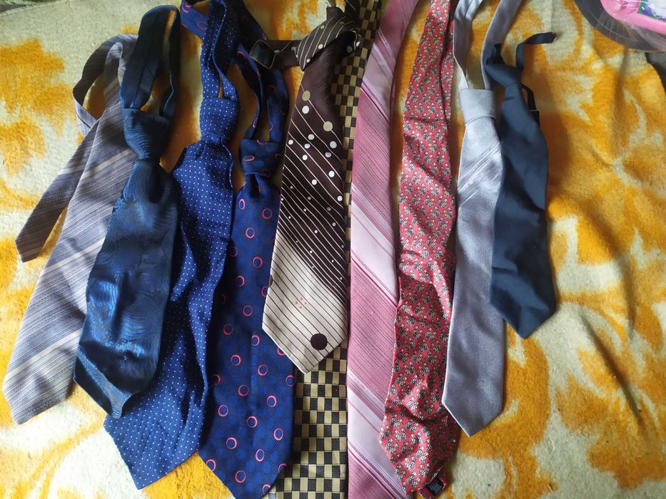 Галстуки разные.