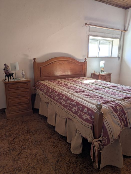 Mobília de Quarto de Casal em Pinho Maciço – Excelente Estado