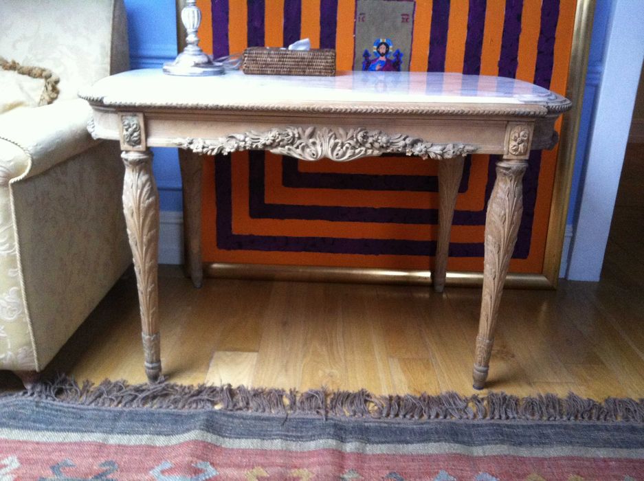 antyczny stolik z blatem marmurowym