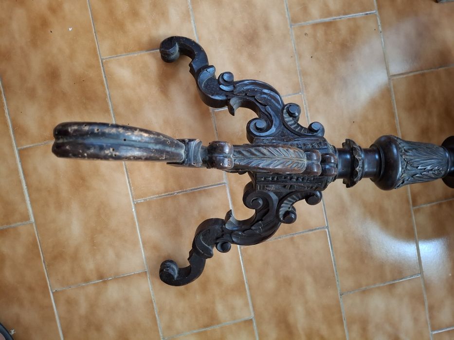 Espetacular mesa trabalhada redonda muito antiga