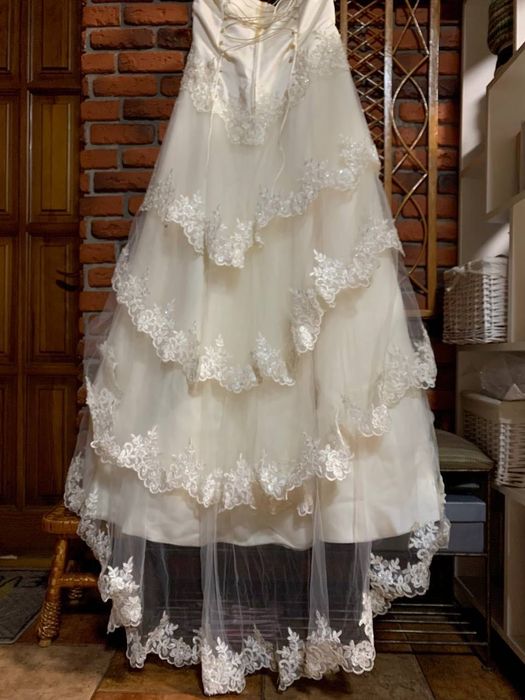 Прокат або продаж весільноі сукні колір Айворі