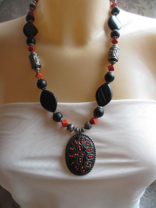 Колье с подвеской