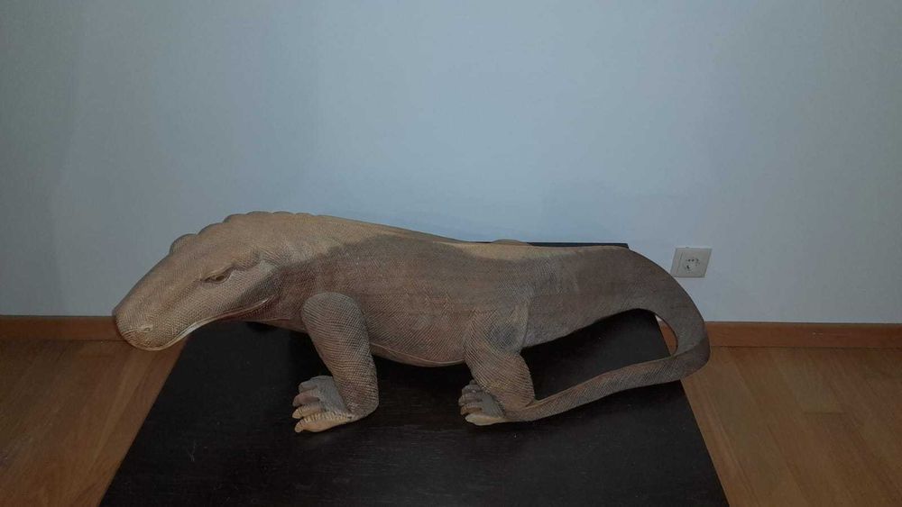 Escultura em madeira de lei