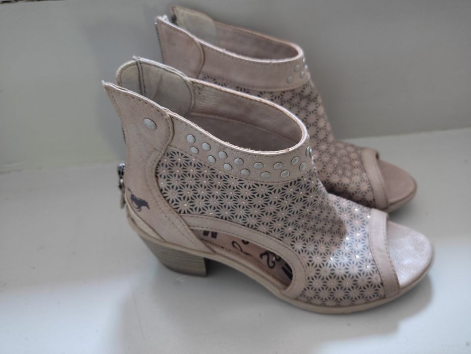 Botins de verão Mustang