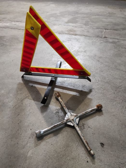 Triângulo de sinalização e chave de rodas cruzeta