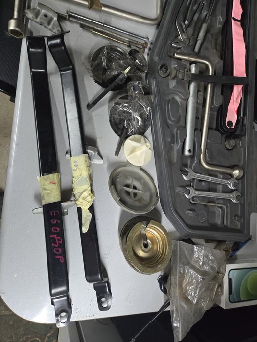 Набор ключи домкрат баллонник знак ключ свечной  bmw бмв е39 е38 е46