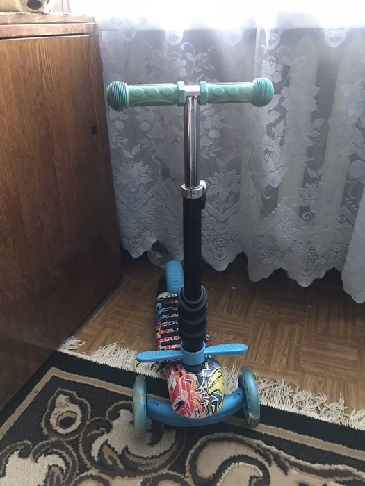 Продам самокат трёх колёсный