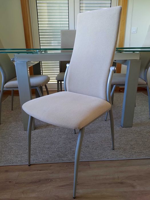 Mesa extensível de jantar em vidro + 4 cadeiras