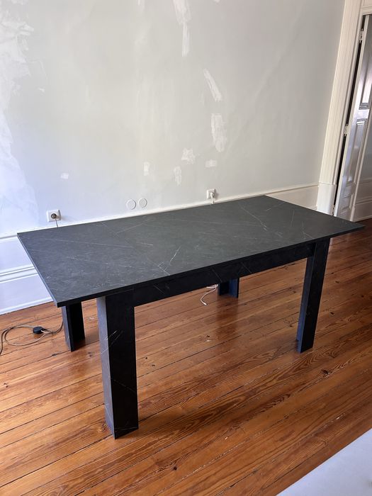 Mesa de jantar em madeira