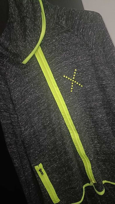 Casaco em tons verde florescente e cinza