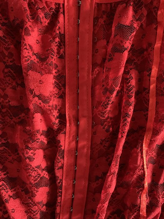 Червона мереживна нічна комбінація