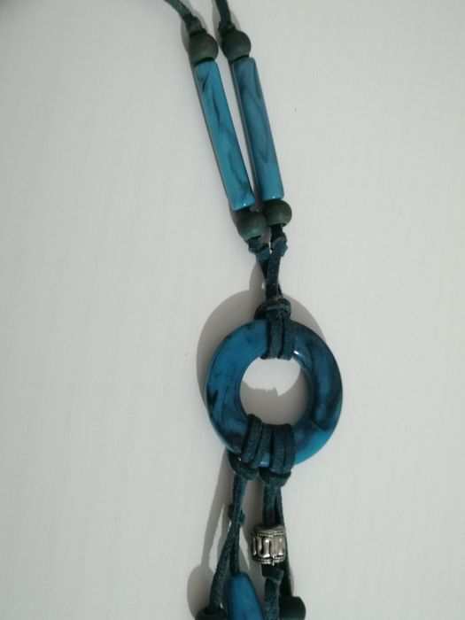 Colar azul com contas