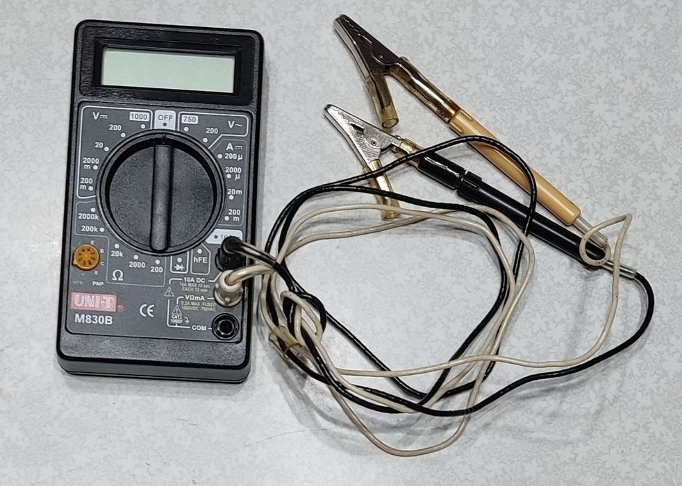 Мультиметр UNI-T M830B и  набор проводов с зажимами «крокодил» к нему