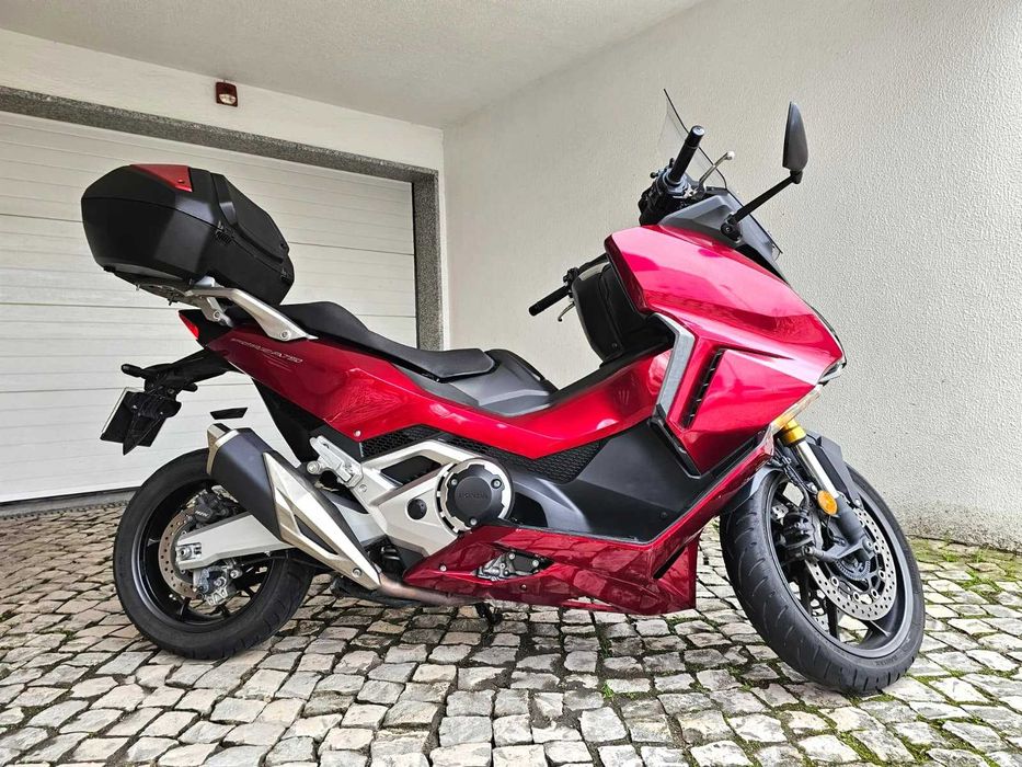 Honda Forza 750 de 2021 com 19.900 kms e revisões na marca