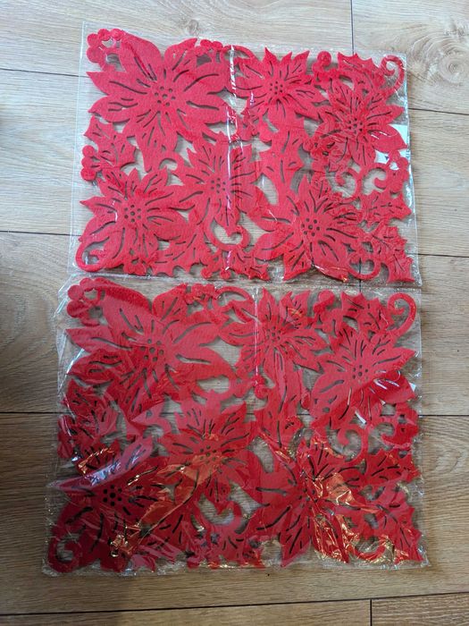 Dwie maty filcowe czerwone.