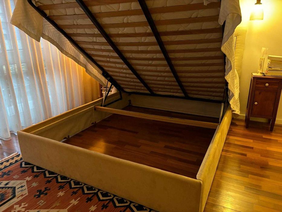 Cama / sommier casal estofado em nobuck com estrado elevatório 1,6x2 m
