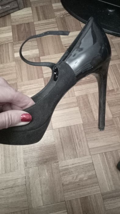 Sapatos pretos altos