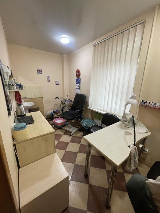 Продаж приміщення на вул. Чарівна - 75,5 кв.м., під салон/офіс