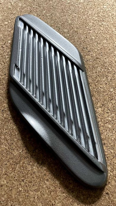 Grelha respiro e tampa combustível Toyota Corolla KE20