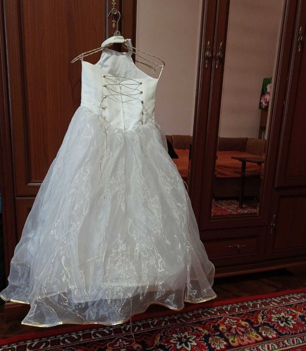 Біле святкове плаття. Можна до причастя