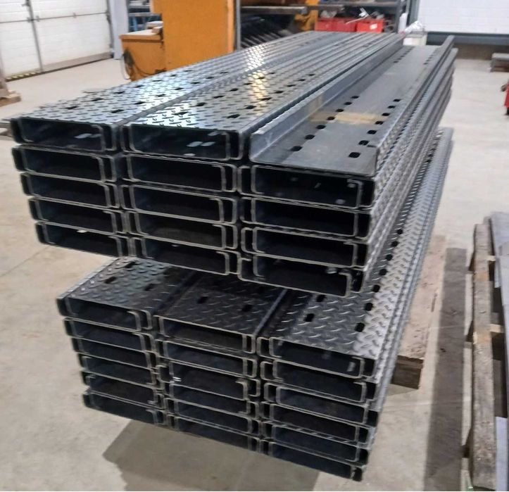 Blacha stalowa z otworami 4mm - panel do produkcji auto-lawet.