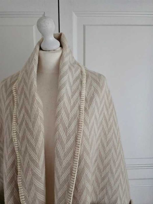 Wełniane ponczo narzutka damska w jodełkę z frędzlami BH