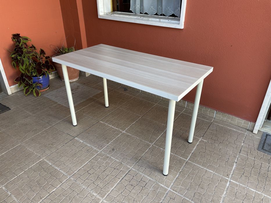 Secretaria /mesa IKEA 120x60cm com pés.