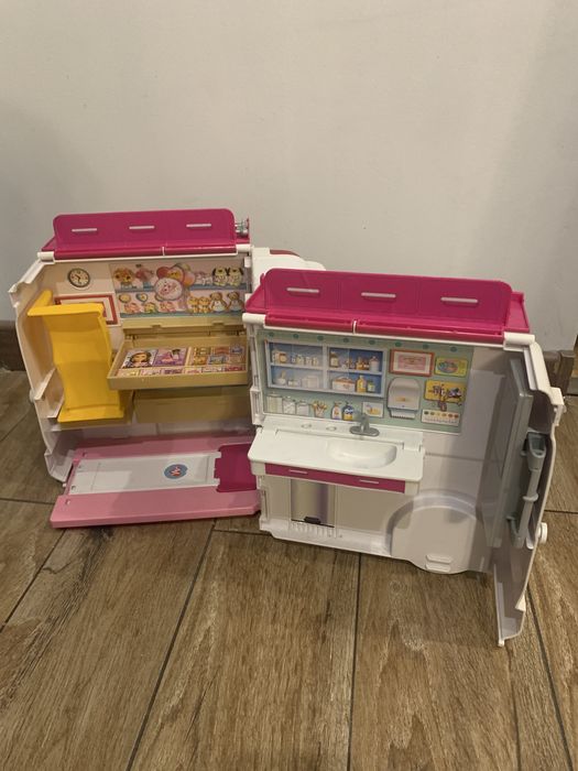 Duża karetka dla Barbie