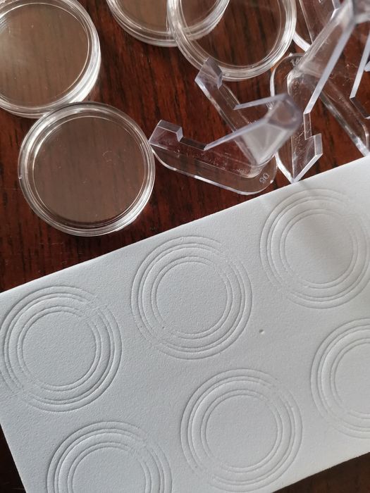 Conjunto de suportes e cápsulas para moedas