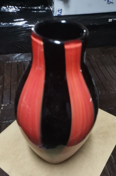 Jarrão vermelho e preto