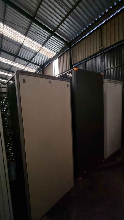 Bastidores 42U e 48U para Servidores e Redes