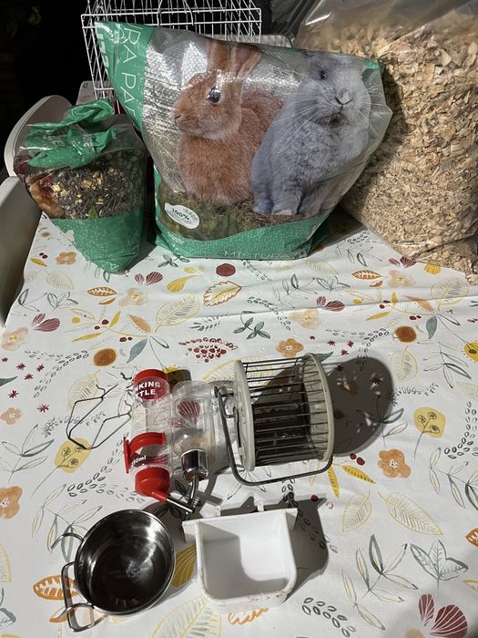 Acessórios para coelho, 4kg de comida e feno