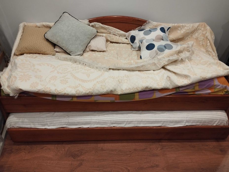 Cama dupla em gavetão + 2 colchões + almofadas de decoração