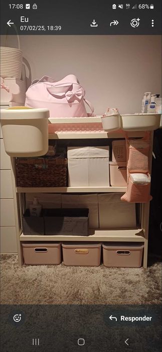 Berço de bebé com colchão com grade elevatória + Muda fraldas ikea com colchão impermeável e resguardo cor de rosa.
