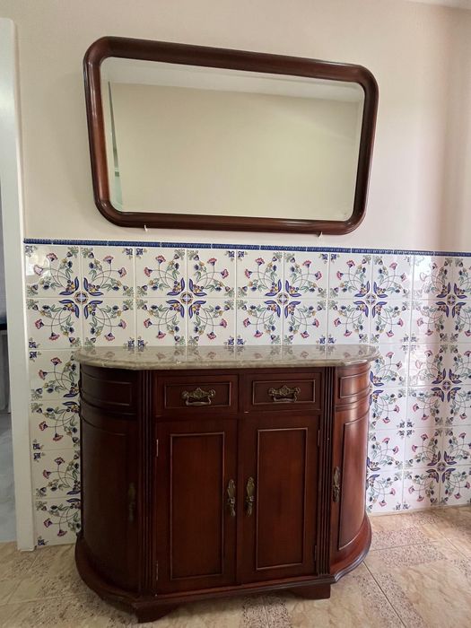 Sapateira de cor mogno/madeira.