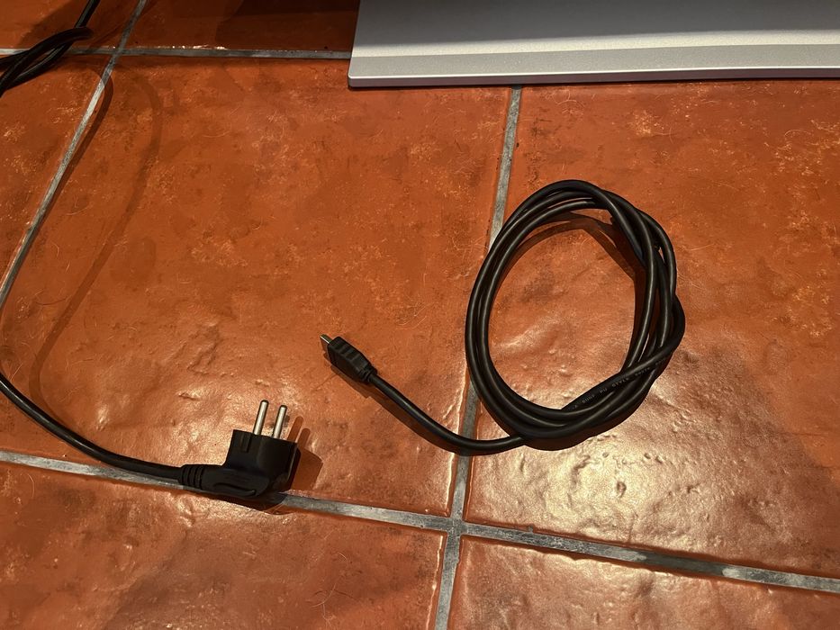 Televisão Grundig Lenaro (Cinza Prateada) – Excelente Estado + Cabo HDMI