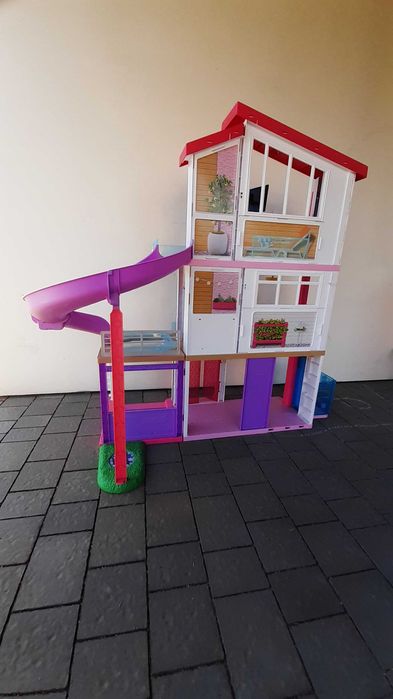 Duży zestaw Barbie - dwa duże domki i trzy samochody, kasa, kuchnia