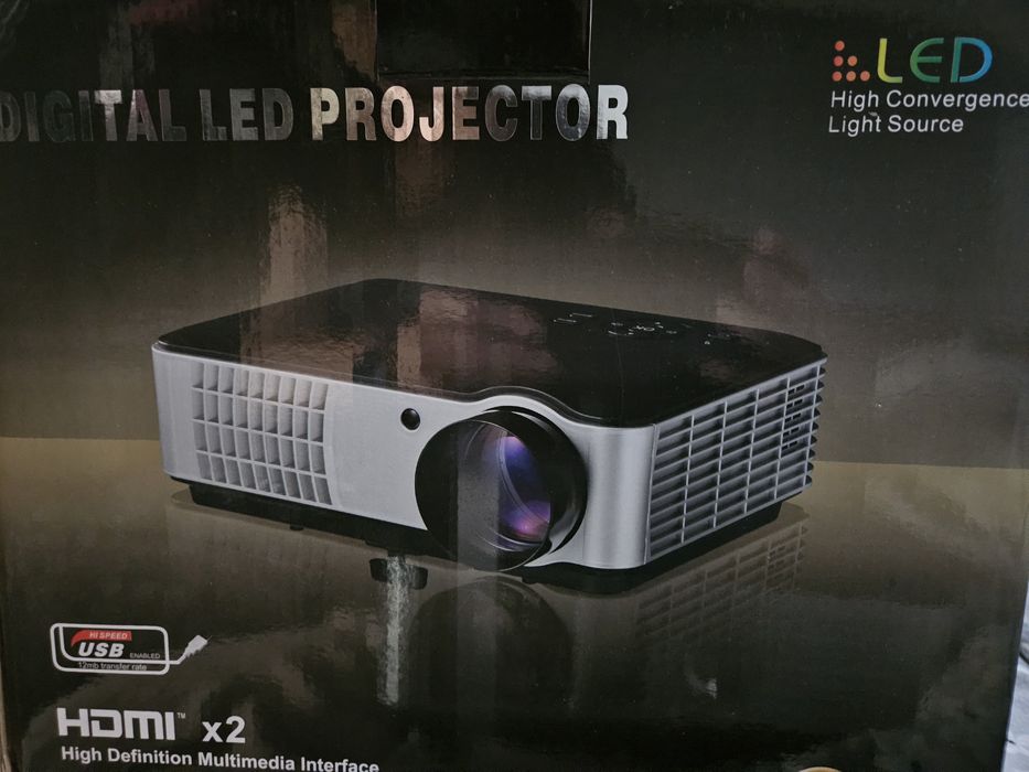 Projektor LED RD-806 HDMI VGA USB – sprawny, komplet