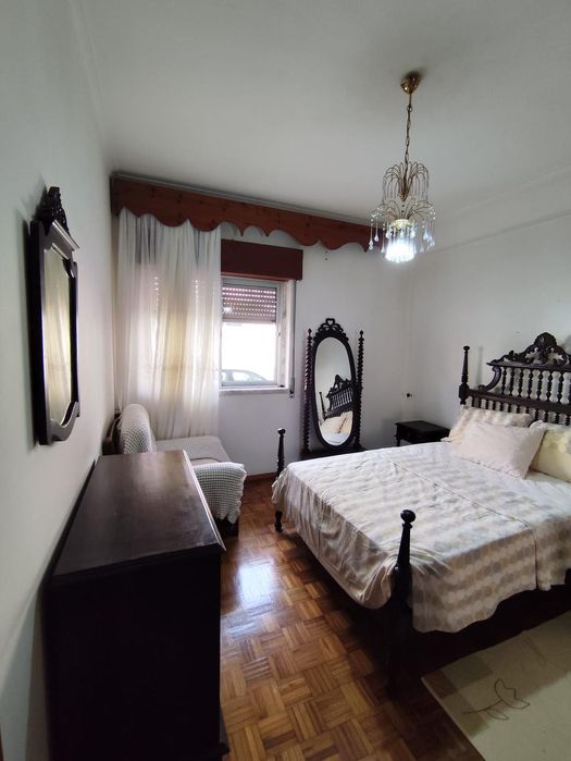Quarto mobiliado com cama de casal