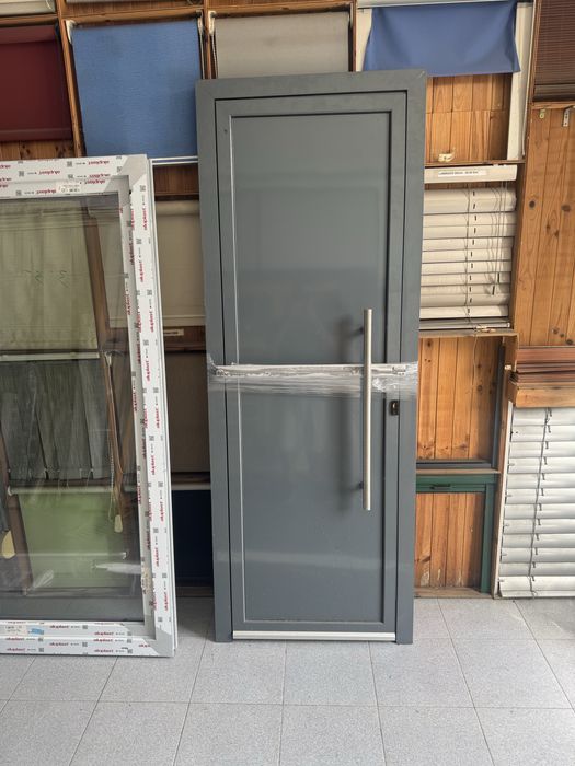 Porta de entrada na cor 7011