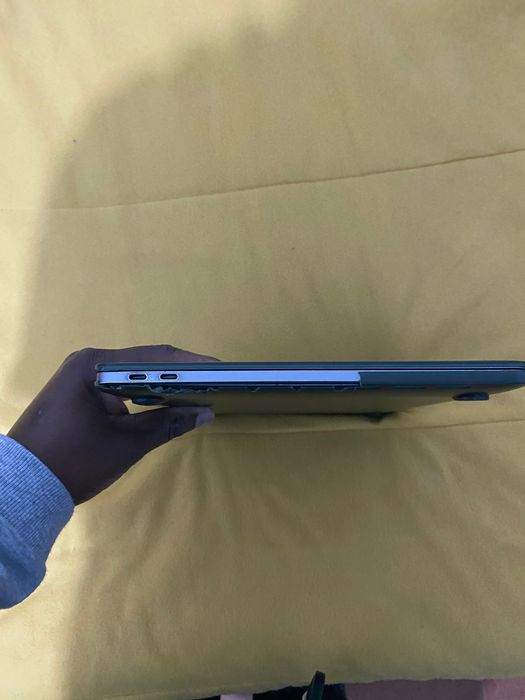 A venda com bateria semi nova e cabo de carregador novo