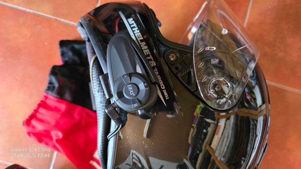 2 Capacetes + Auriculares + Casaco + Luvas + Adaptador USB para Moto