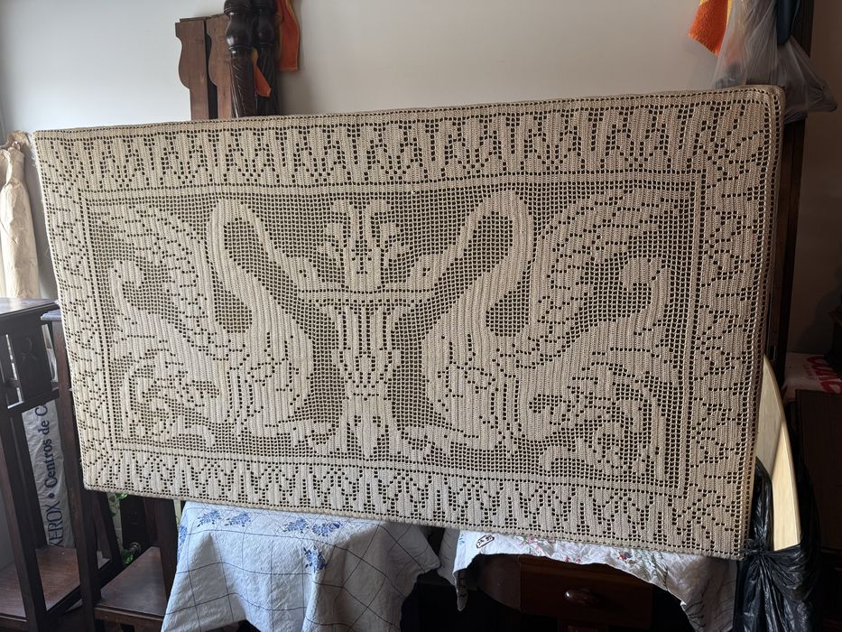 Painel / Cabeceira em Croché Antigo Feito à Mão (Desenho Cisnes)