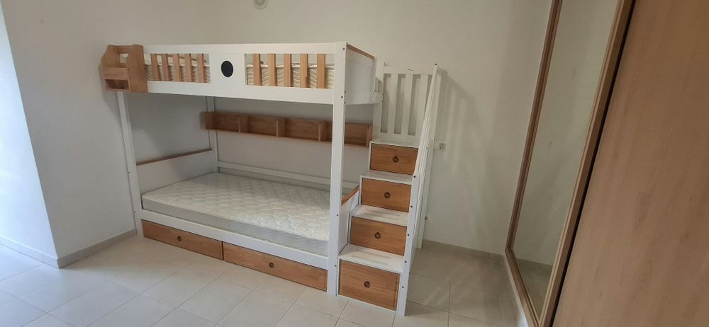 Beliche com escadas, 6 gavetas e 2 colchões — apenas 7 meses